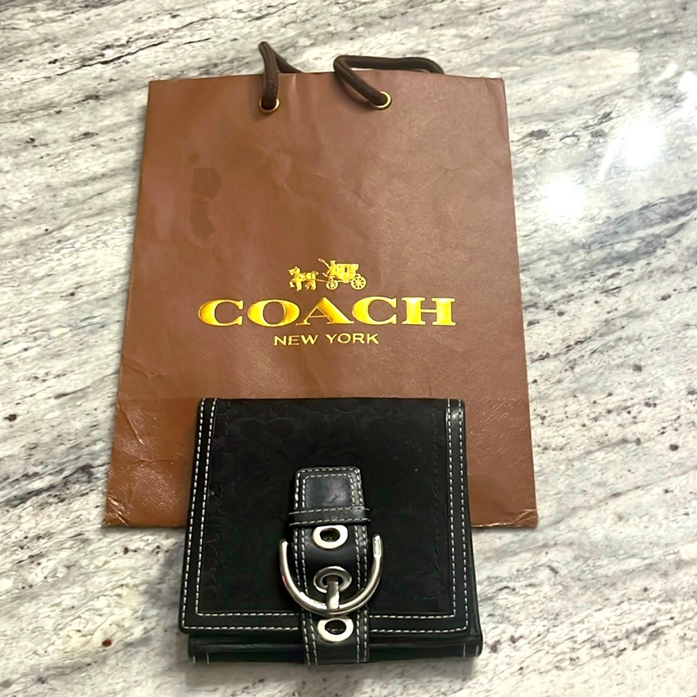 Black medium size women’s coach wallet